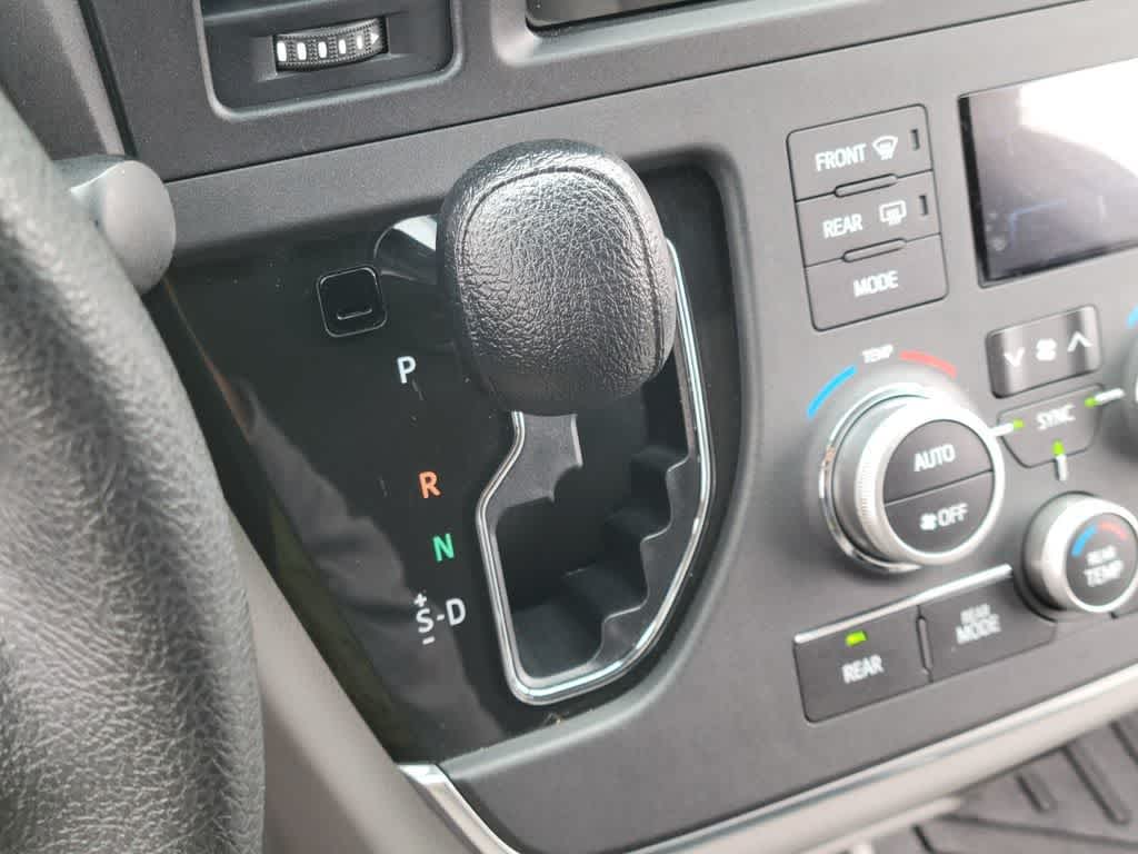 Thumbnail: 2017 Toyota Sienna - 24