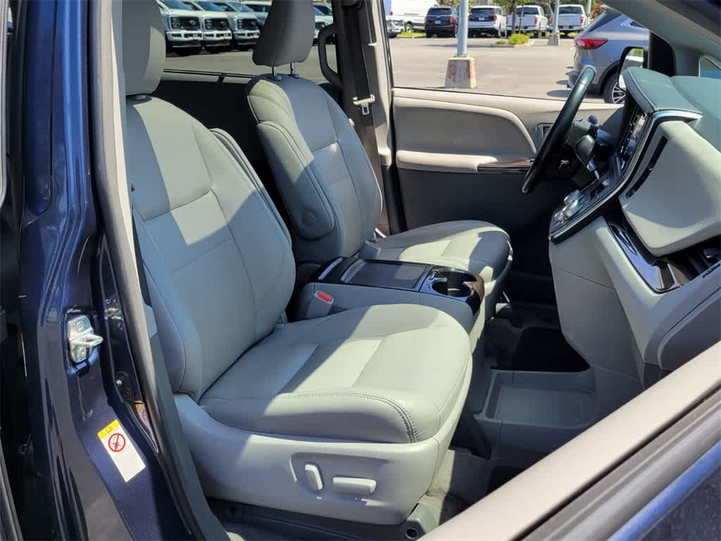 2018 Toyota Sienna XLE 15