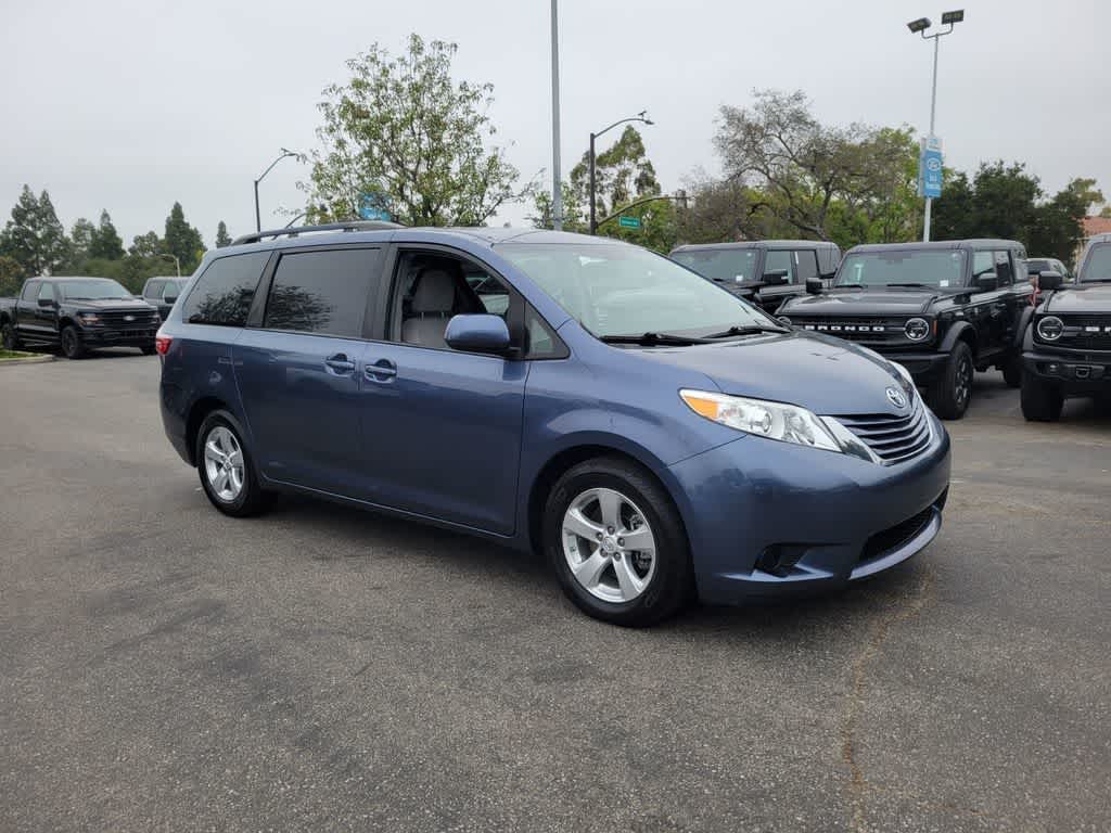 Thumbnail: 2017 Toyota Sienna - 7