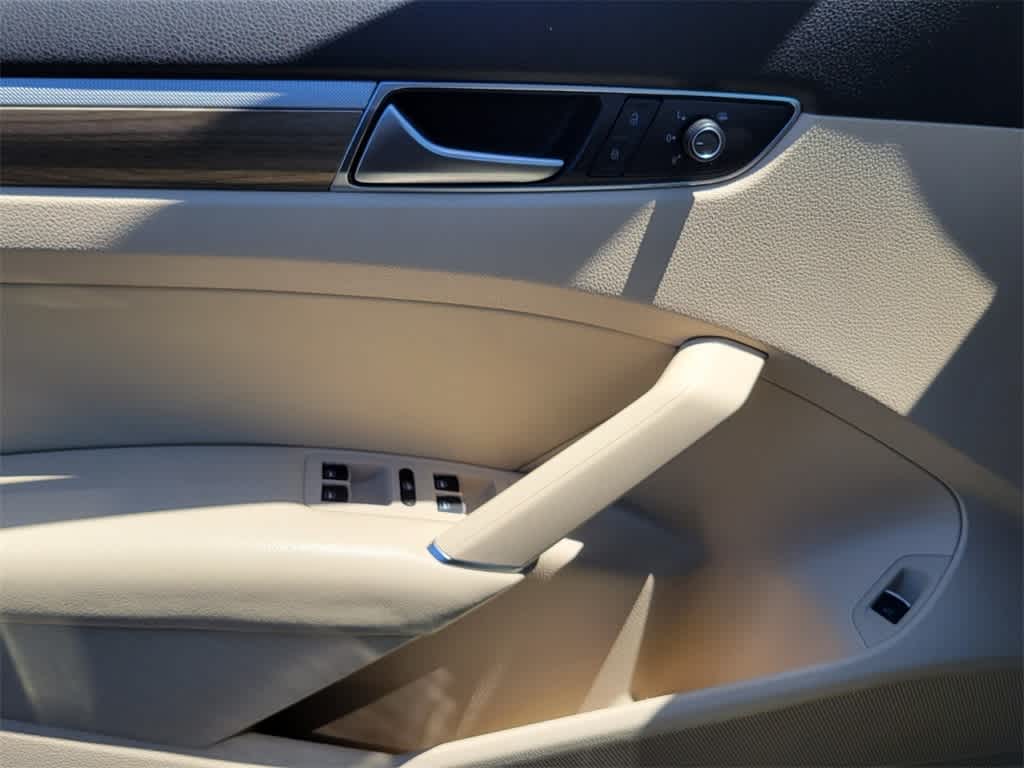 Thumbnail: 2016 Volkswagen Passat - 19