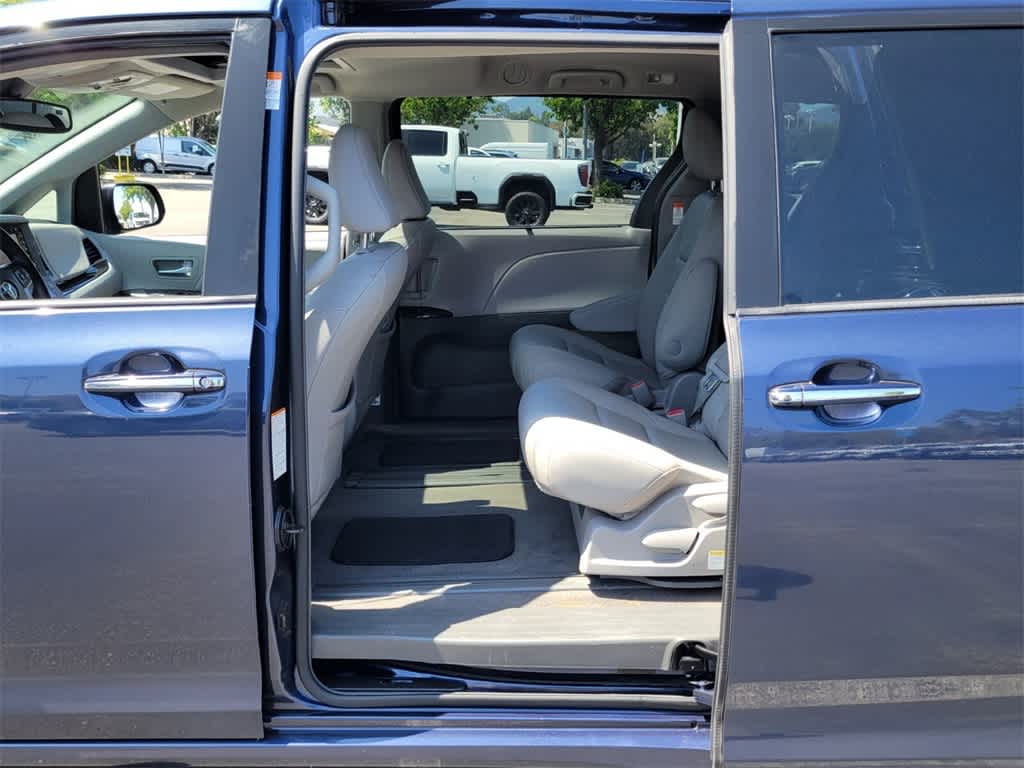 2018 Toyota Sienna XLE 11