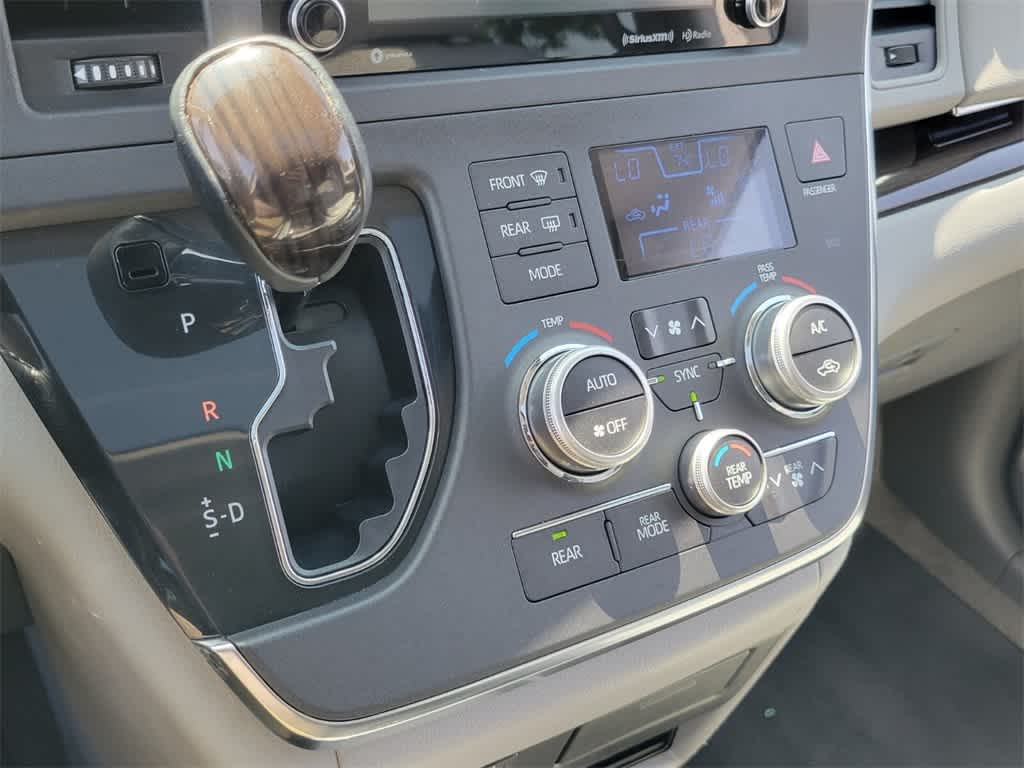 2018 Toyota Sienna XLE 20