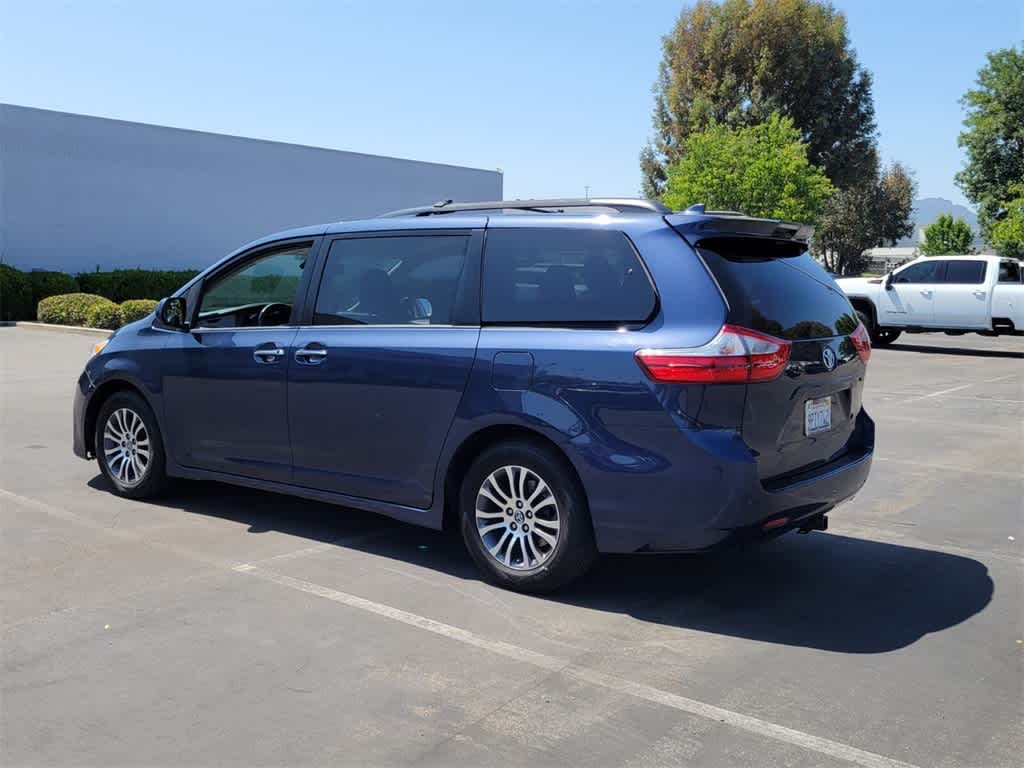 2018 Toyota Sienna XLE 3
