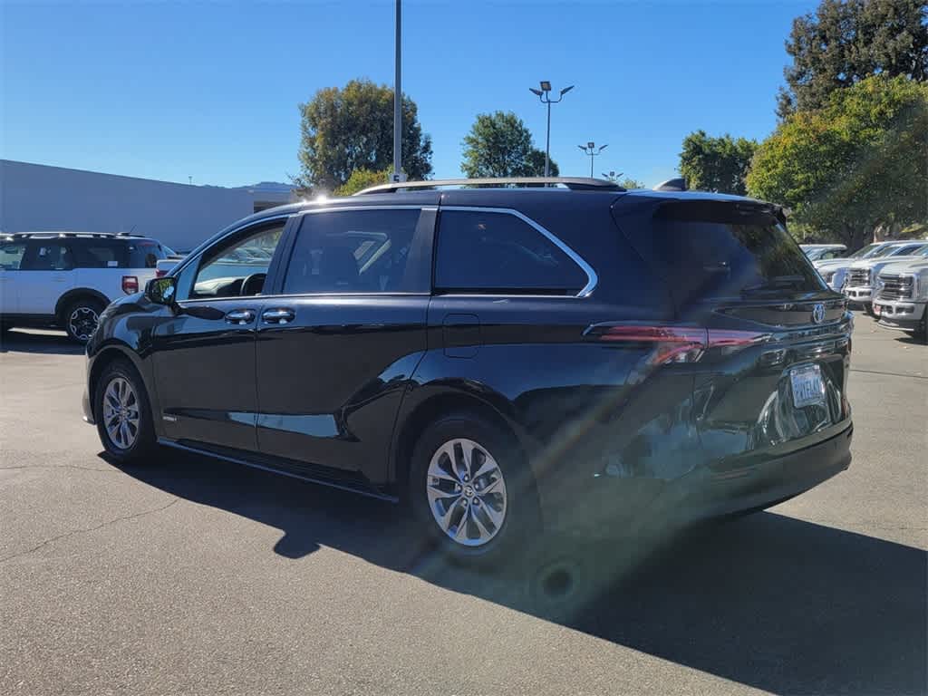 Thumbnail: 2021 Toyota Sienna - 3