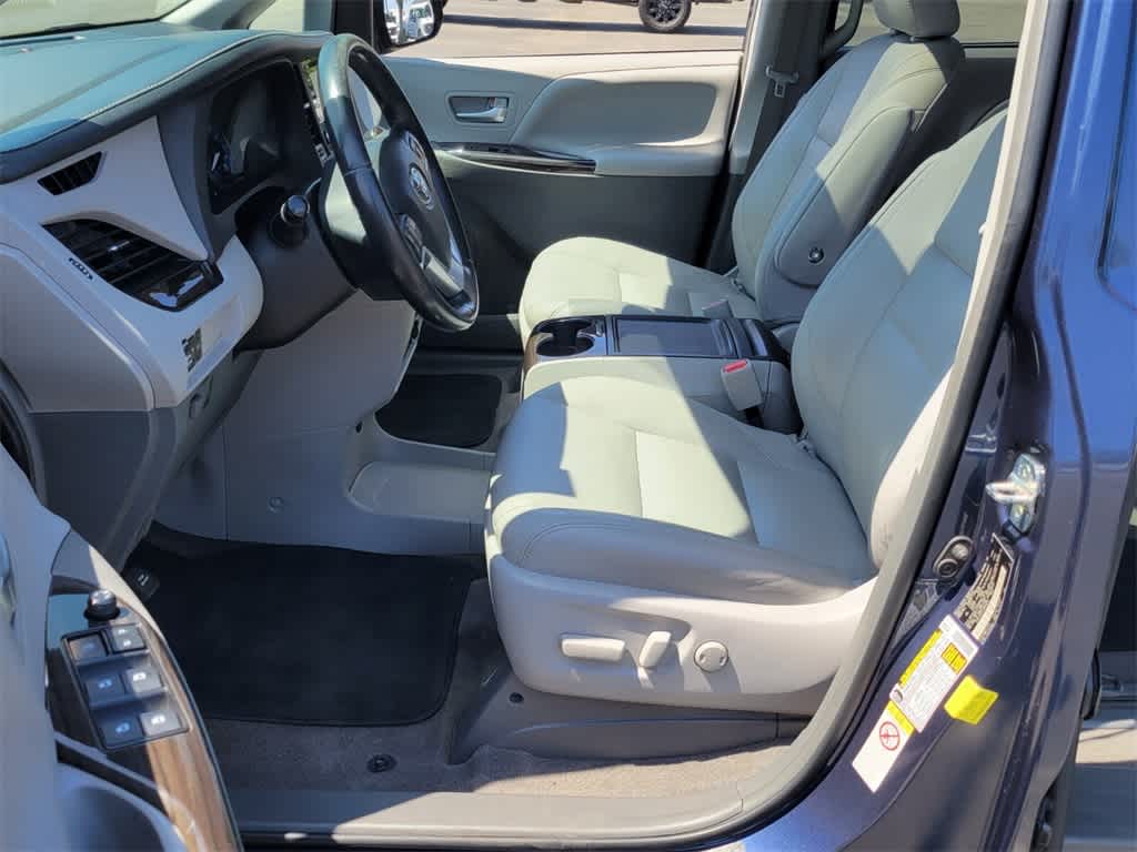 2018 Toyota Sienna XLE 10