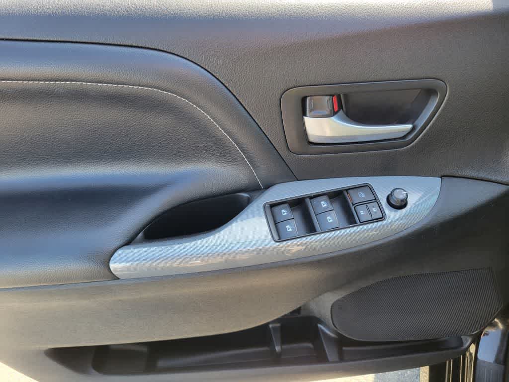 Thumbnail: 2020 Toyota Sienna - 18