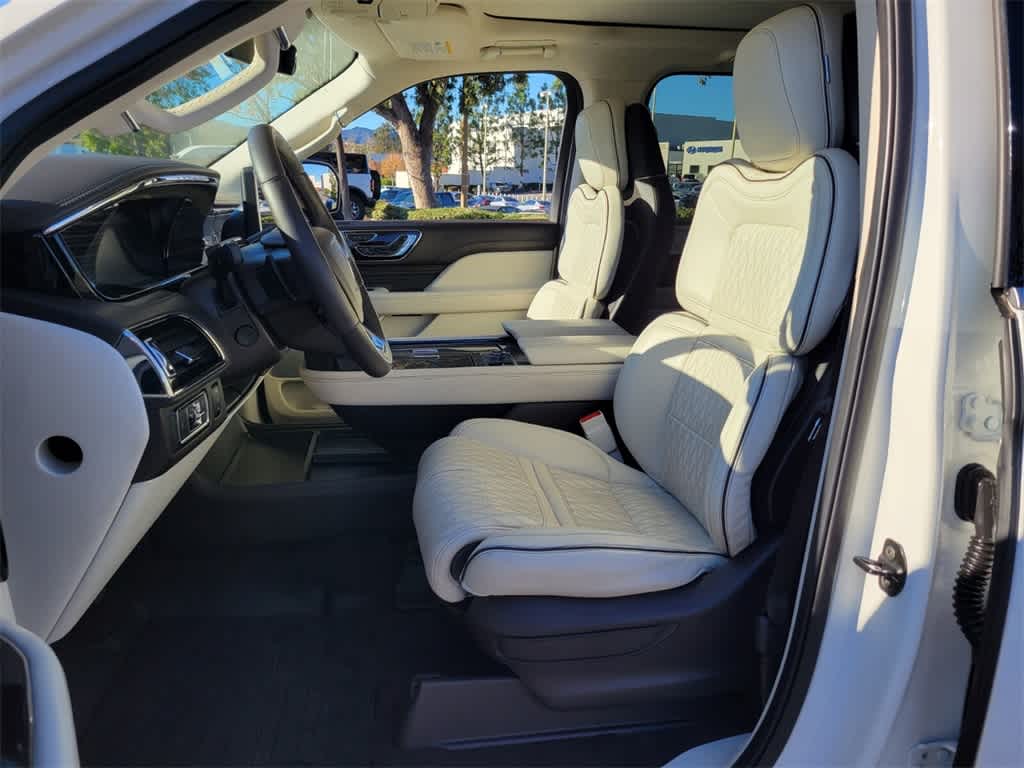 Thumbnail: 2022 Lincoln Navigator - 10