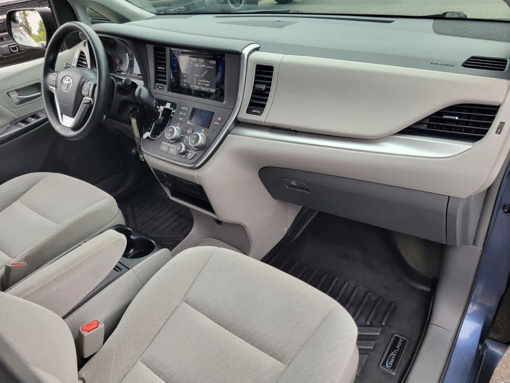 Thumbnail: 2017 Toyota Sienna - 17