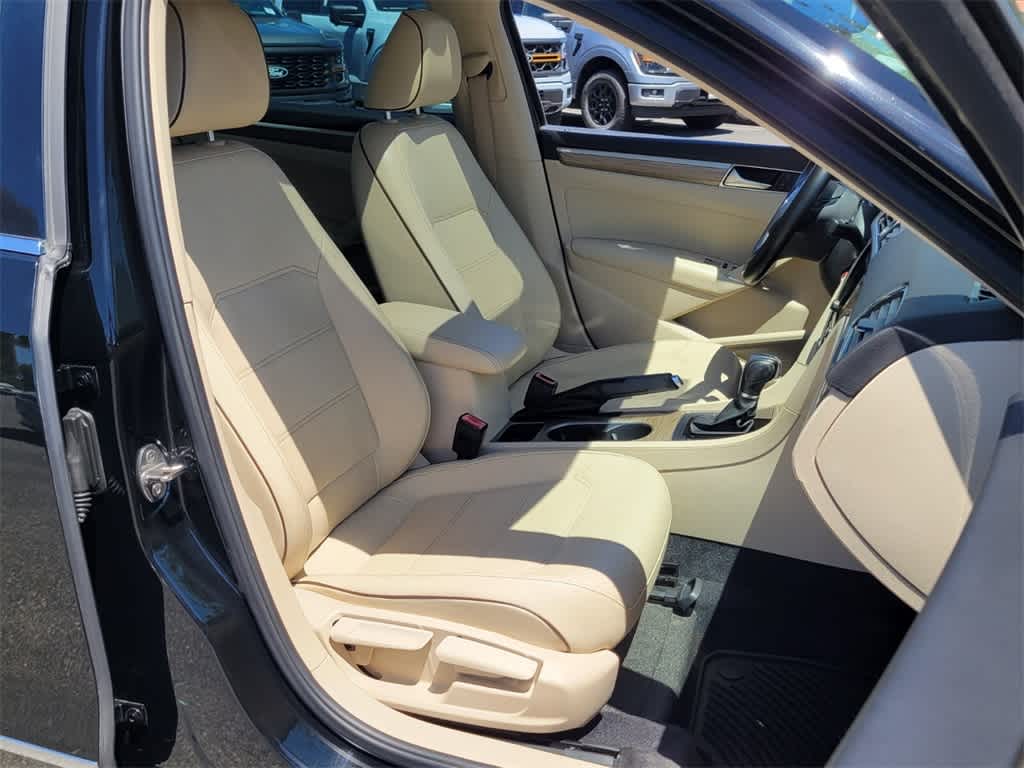 Thumbnail: 2016 Volkswagen Passat - 15