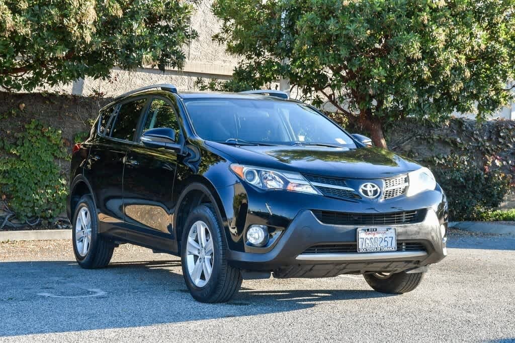 2014 Toyota RAV4 XLE photo 2