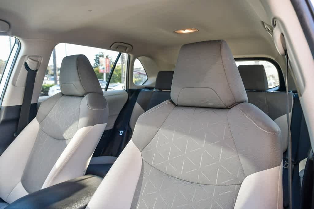 Thumbnail: 2021 Toyota RAV4 - 17