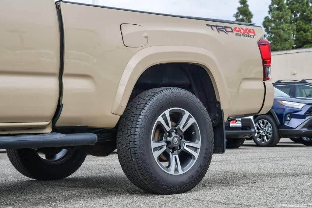 Thumbnail: 2019 Toyota Tacoma - 10