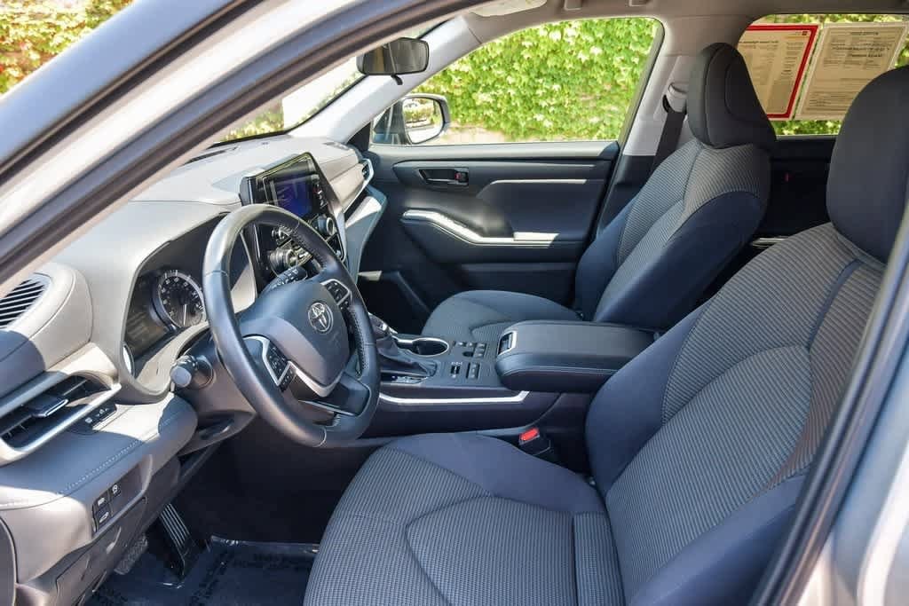 Thumbnail: 2024 Toyota Highlander - 16