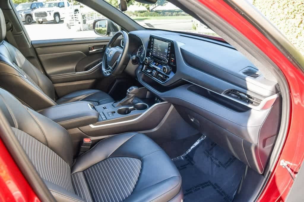 Thumbnail: 2022 Toyota Highlander - 15