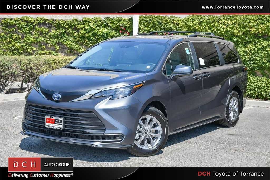 2025 Toyota Sienna LE Hero Image