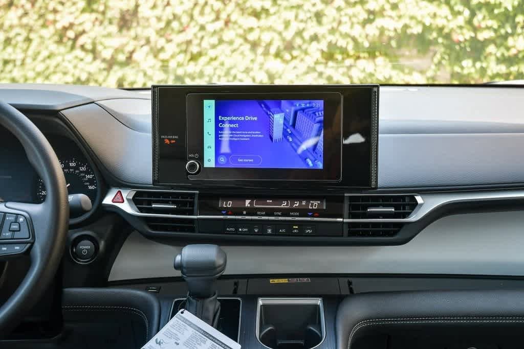 2025 Toyota Sienna LE 13