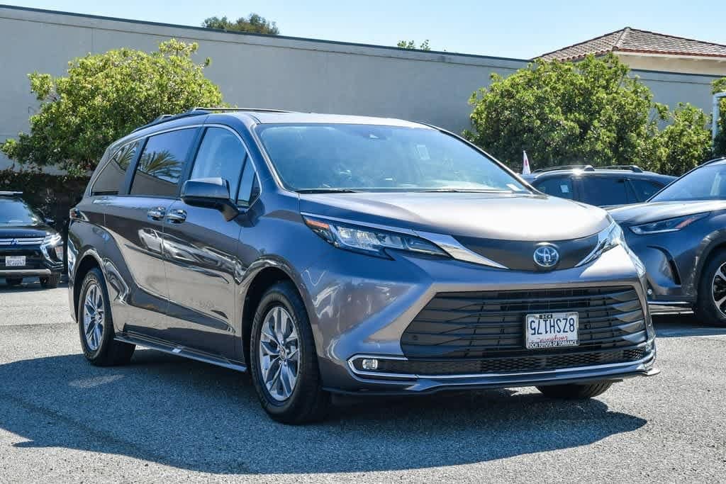 Certified 2022 Toyota Sienna XLE Mini-van, Passenger