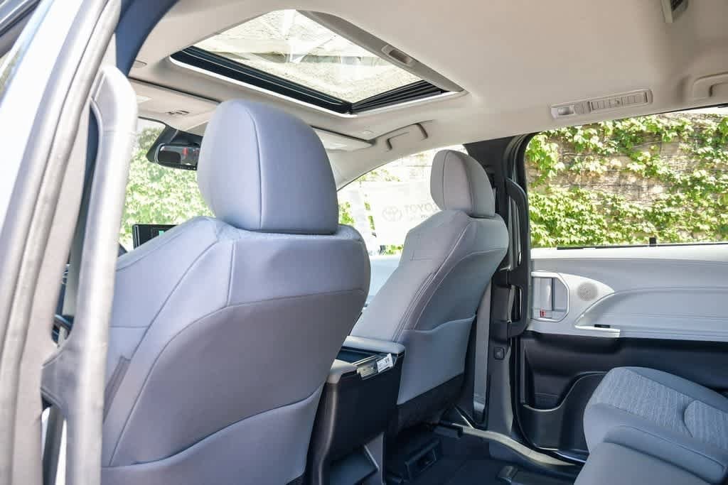 2025 Toyota Sienna LE 20