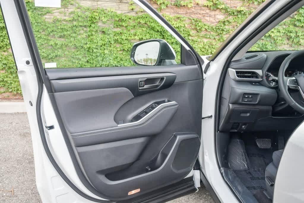 2025 Toyota Highlander LE 20