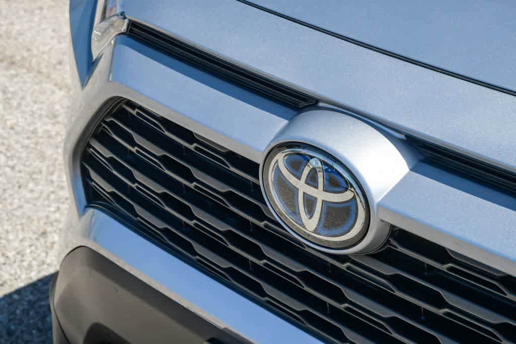 2023 Toyota RAV4 Hybrid LE photo 4