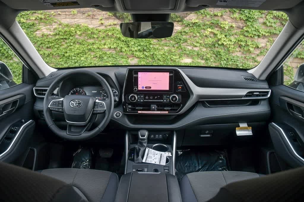 2025 Toyota Highlander LE 14