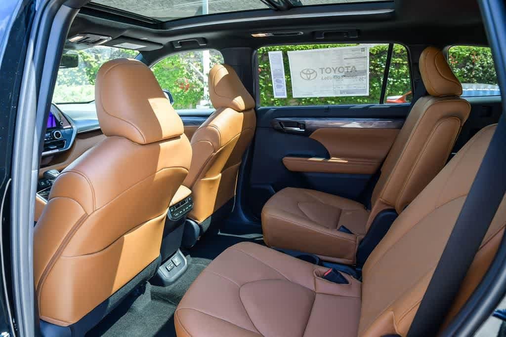 Thumbnail: 2026 Toyota Highlander - 18