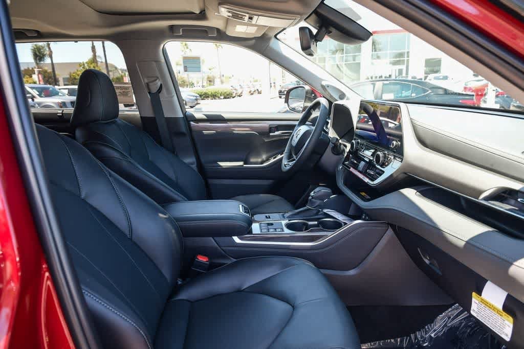 Thumbnail: 2026 Toyota Highlander - 15