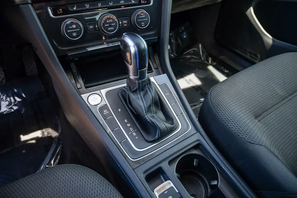 Thumbnail: 2019 Volkswagen e-Golf - 19