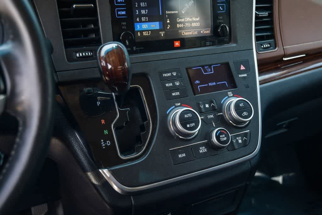 Thumbnail: 2015 Toyota Sienna - 23