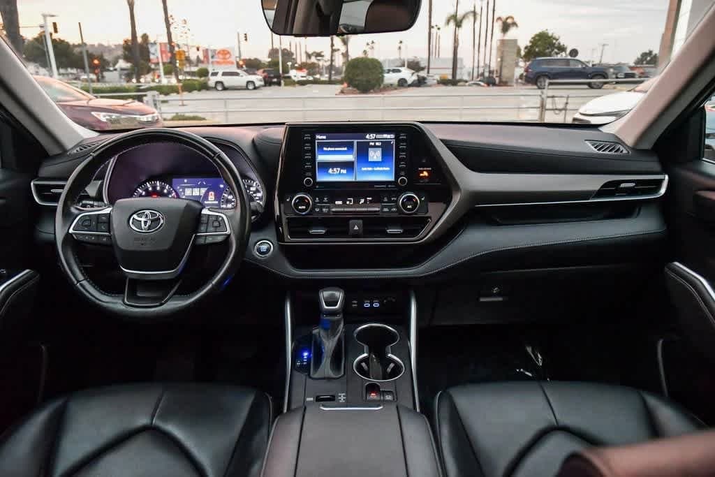 Thumbnail: 2022 Toyota Highlander - 14