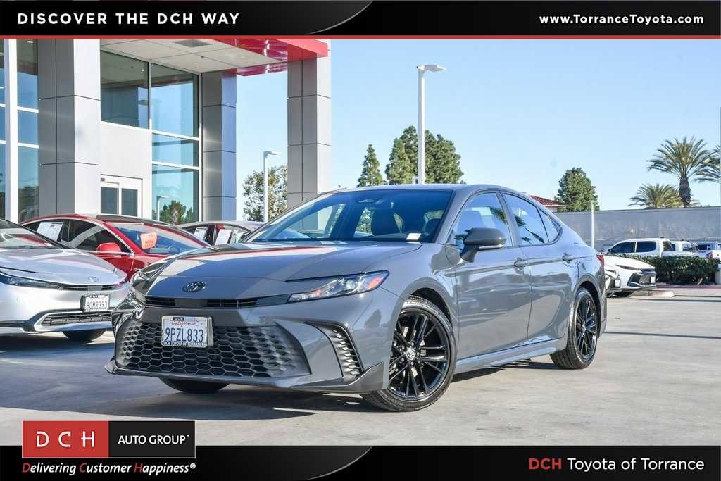 2025 Toyota Camry SE's photo