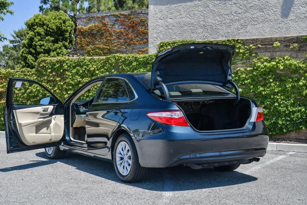 2015 Toyota Camry LE 27