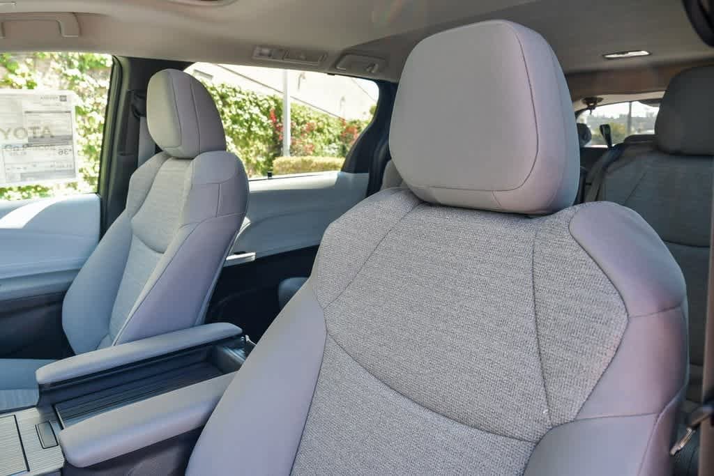 2025 Toyota Sienna LE 17