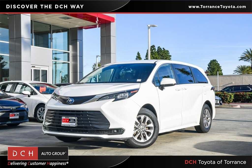 2024 Toyota Sienna LE's photo