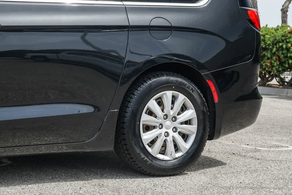 Thumbnail: 2019 Chrysler Pacifica - 11