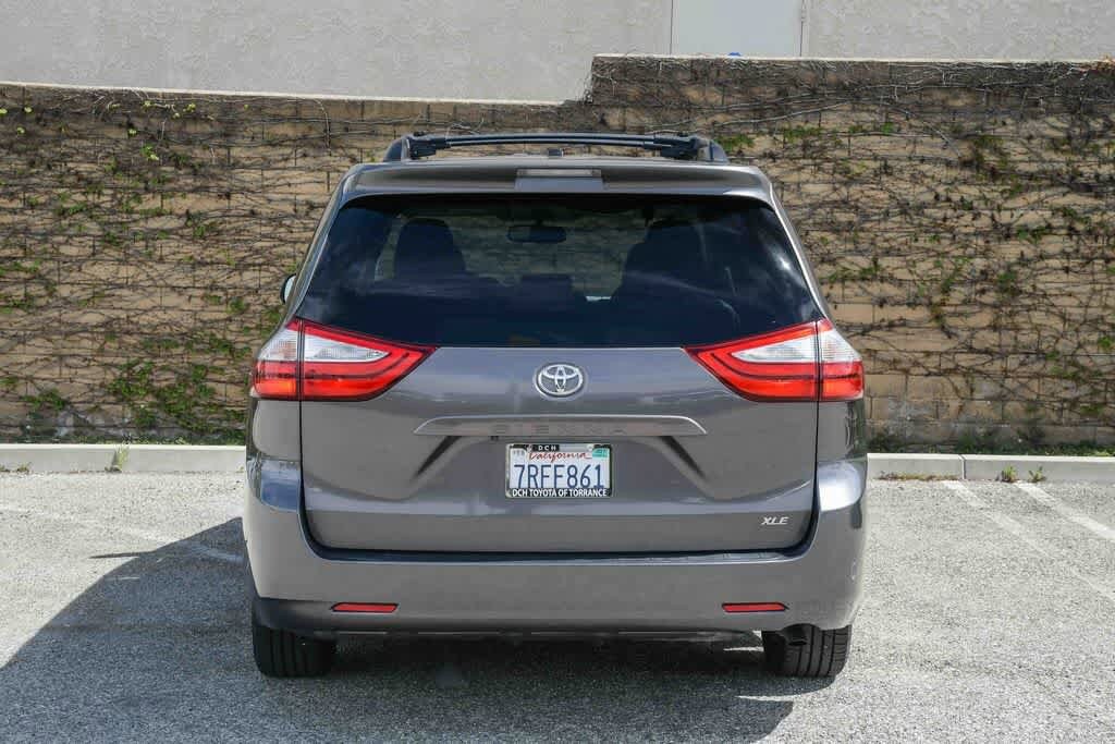 2016 Toyota Sienna XLE photo 3