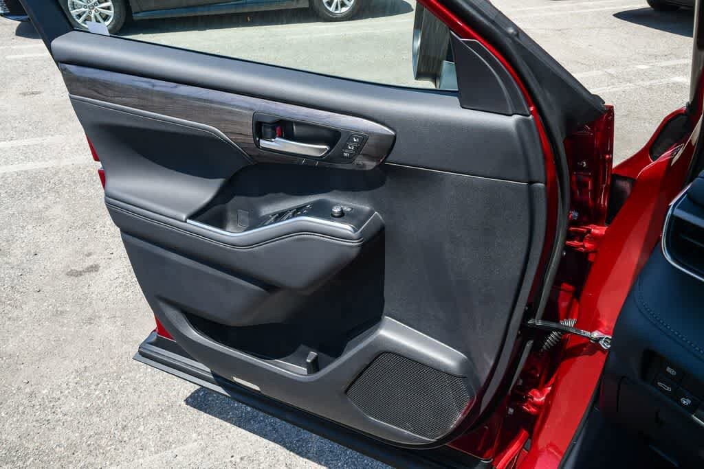 Thumbnail: 2026 Toyota Highlander - 26