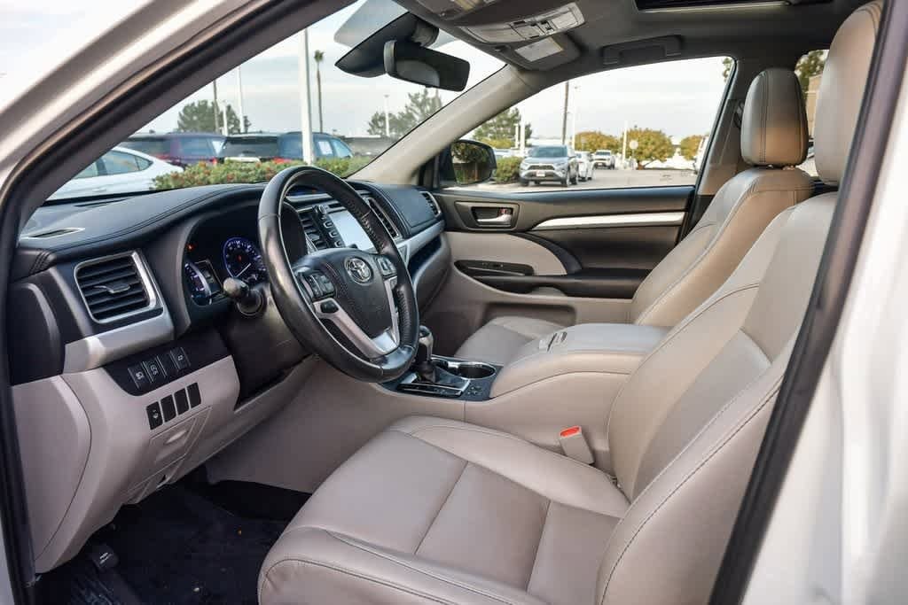 Thumbnail: 2019 Toyota Highlander - 17