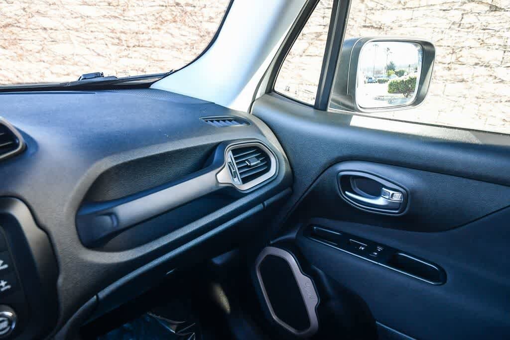 Thumbnail: 2016 Jeep Renegade - 21