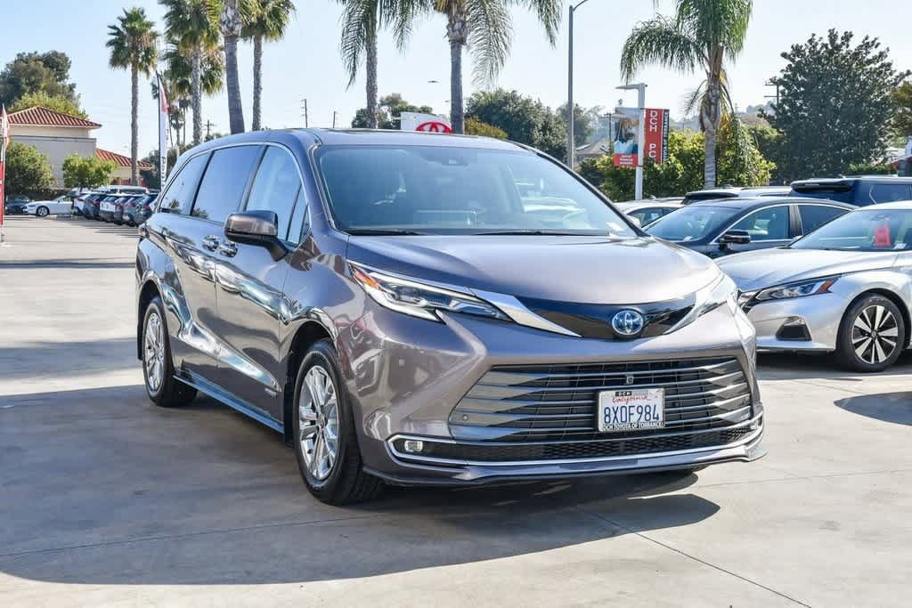 Used 2021 Toyota Sienna Platinum Mini-van, Passenger