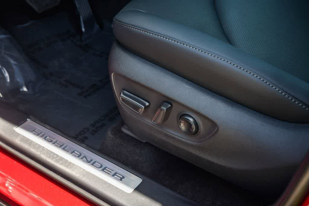 Thumbnail: 2026 Toyota Highlander - 27