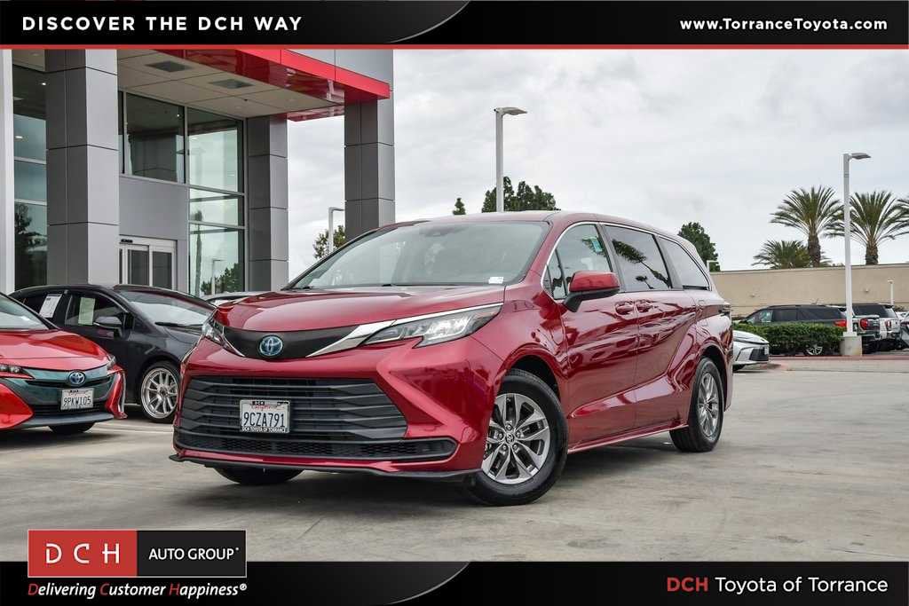 2022 Toyota Sienna LE's photo
