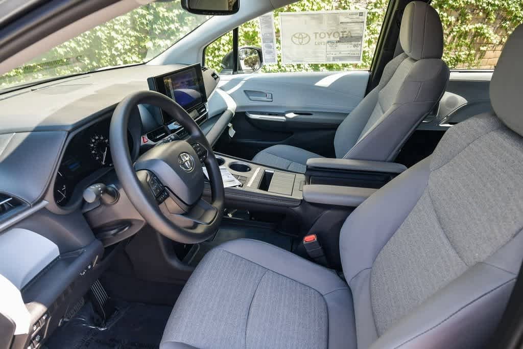 2025 Toyota Sienna LE 16