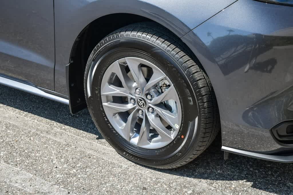 2025 Toyota Sienna LE 11