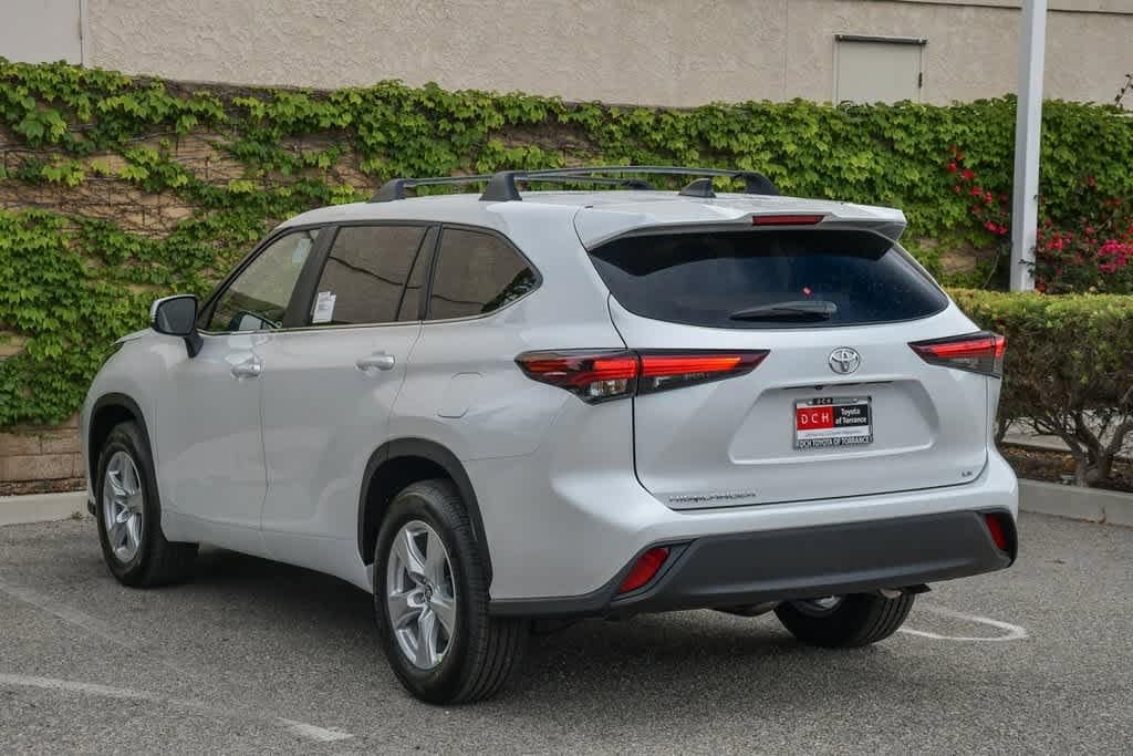 2025 Toyota Highlander LE 8