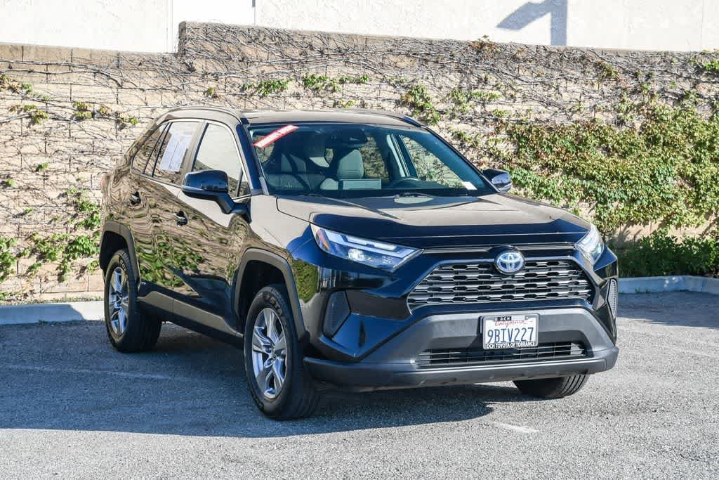 2022 Toyota RAV4 Hybrid XLE photo 3