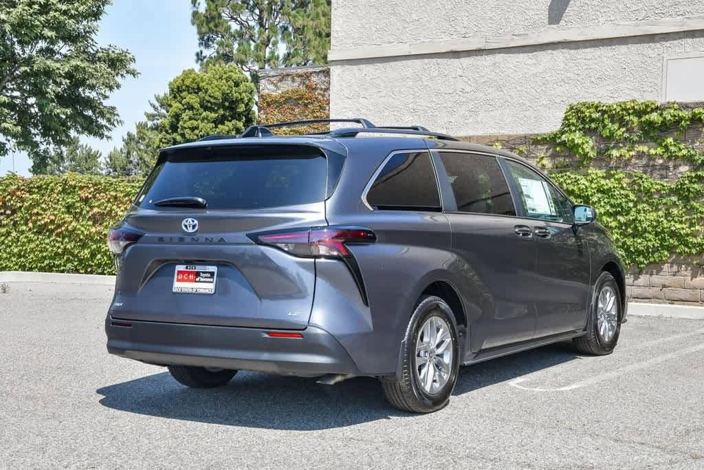 2025 Toyota Sienna LE 6