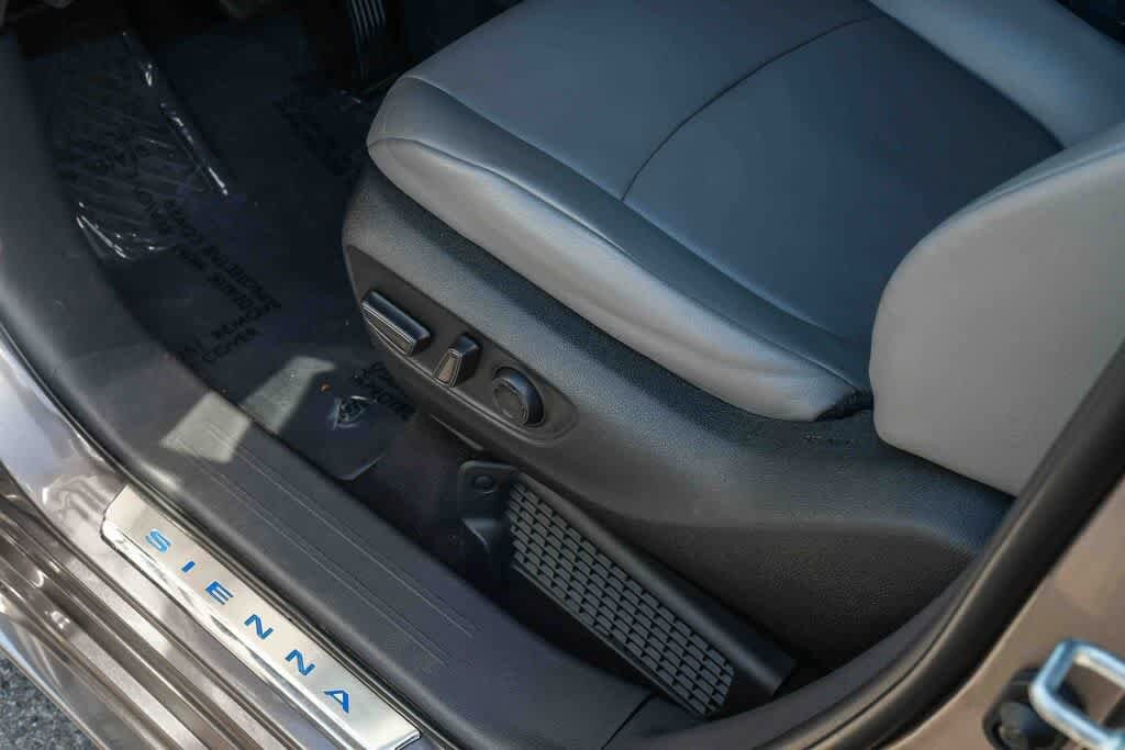 Thumbnail: 2022 Toyota Sienna - 27