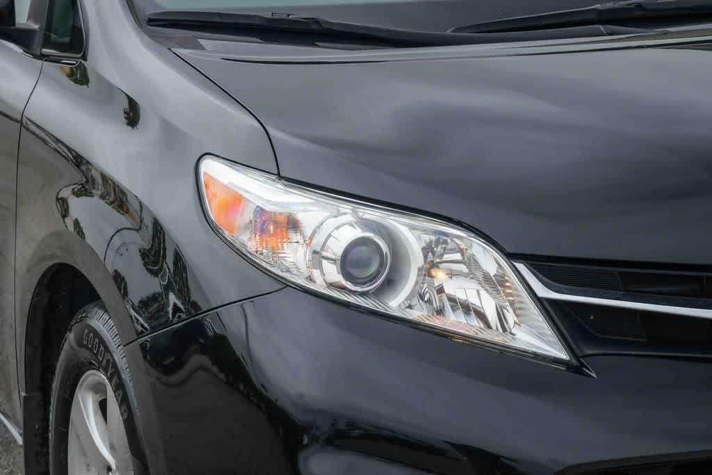 Thumbnail: 2020 Toyota Sienna - 3