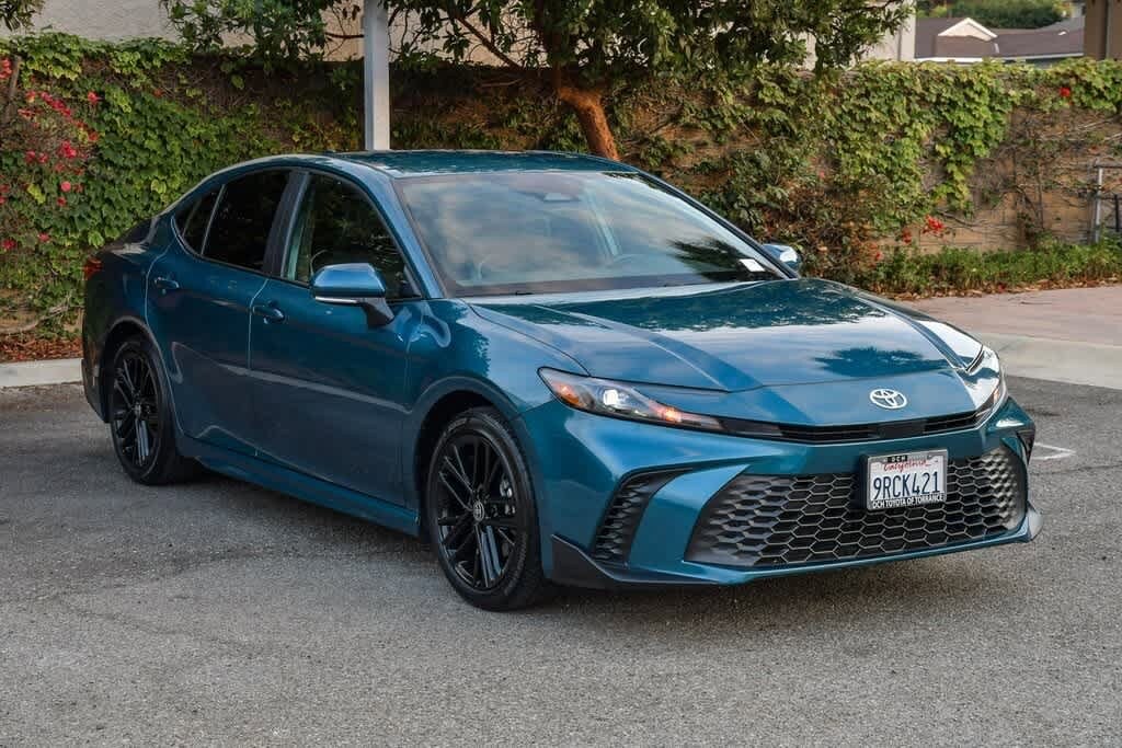 2025 Toyota Camry SE photo 3
